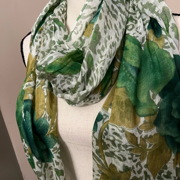 🆕 Beautiful 💯% Viscose scarf. - Picture 2 of 6